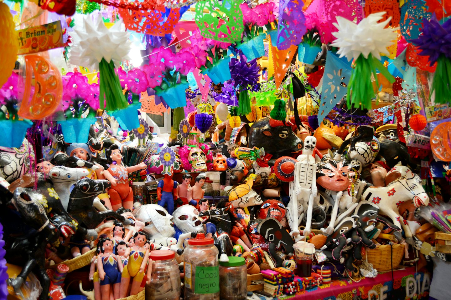 Un puesto de mercado lleno de coloridas artesanías y decoraciones populares mexicanas.