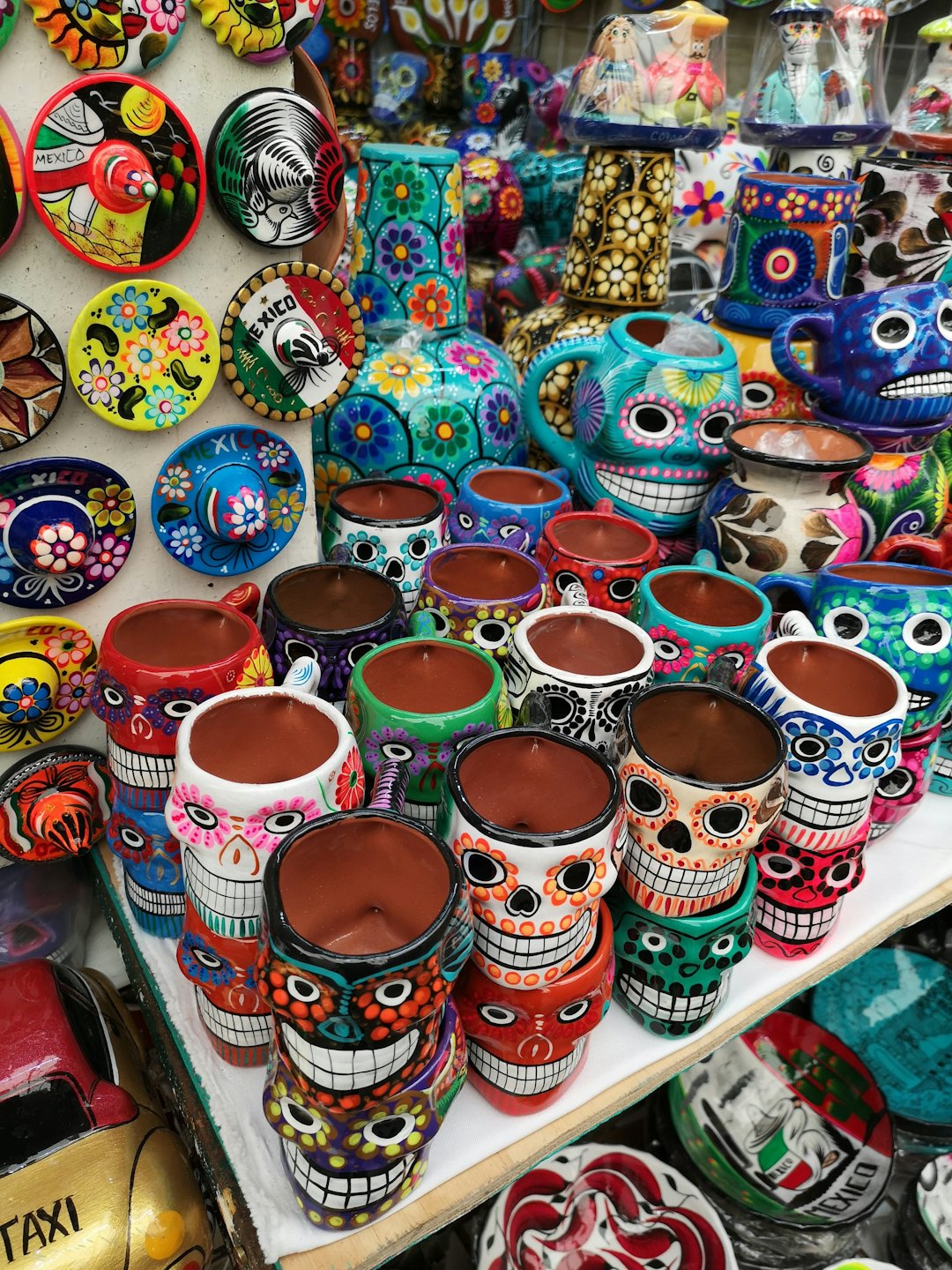 Souvenirs de cerámica mexicana hechos a mano en un puesto de mercado.